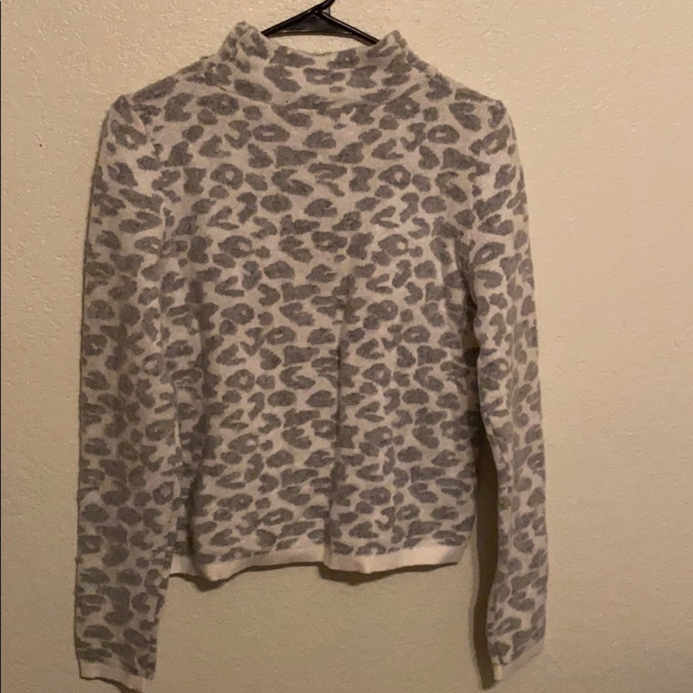 I’m selling a cheetah print sweater from loft.